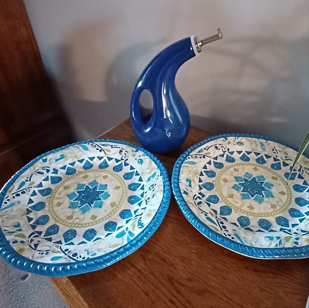 EUC  Pair of Cynthia Rowley Plates & Rachael Ray Oil/Soap Dispenser Bundle